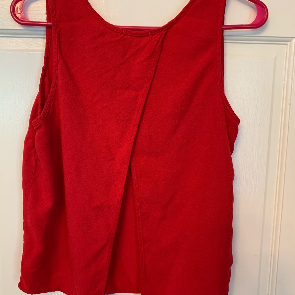 š Sleeveless Red Top With Back Slit - Picture 4 of 4